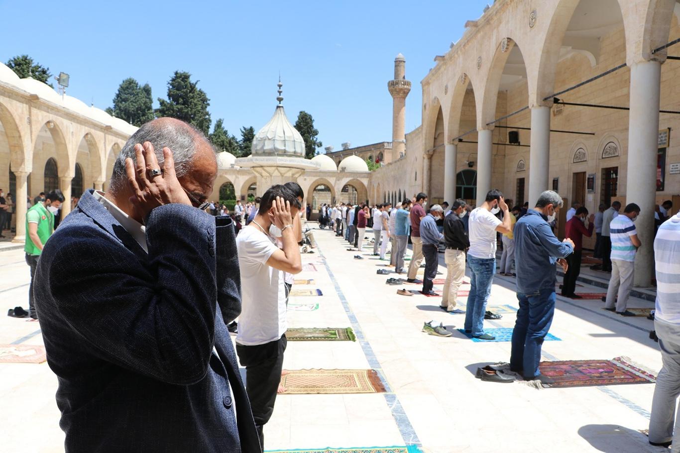 Müslümanlar Cuma namazına akın etti